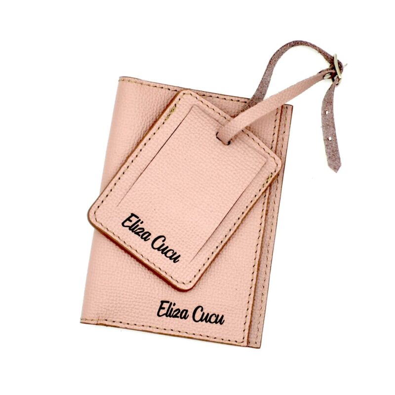 cadou set husa pasaport si tag bagaj piele roz personalizate nume