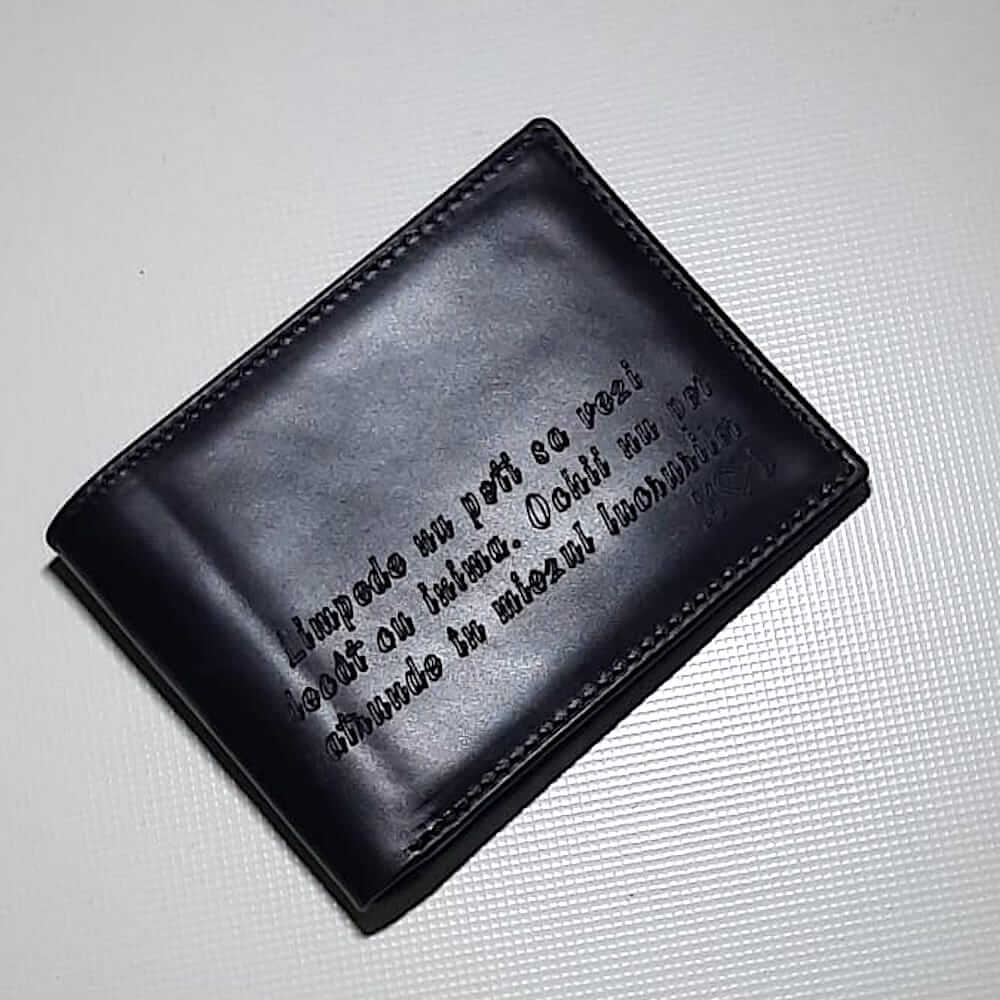 portofel barbato personalizat cu mesaj text negru fin 1
