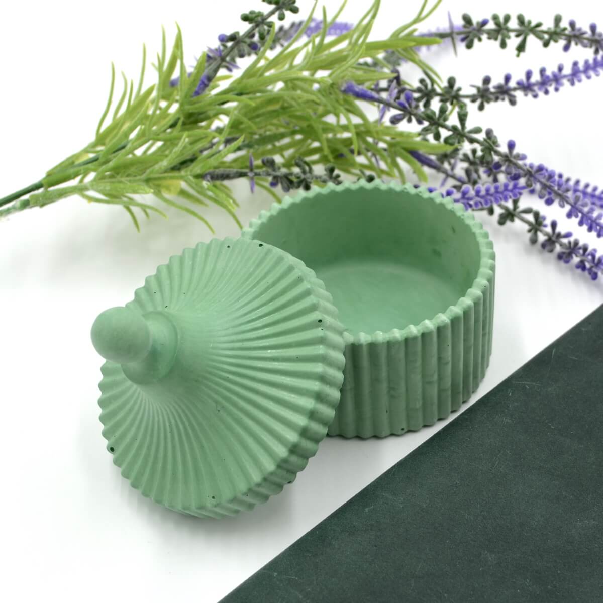 lumanare parfumata naturala suport ceramic verde tip bomboniera capac