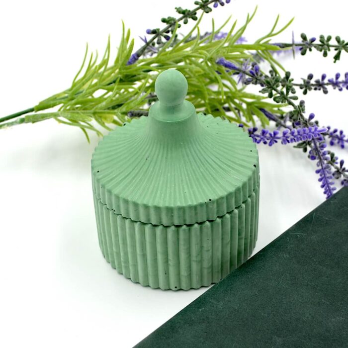 lumanare parfumata naturala suport ceramic verde tip bomboniera capac1