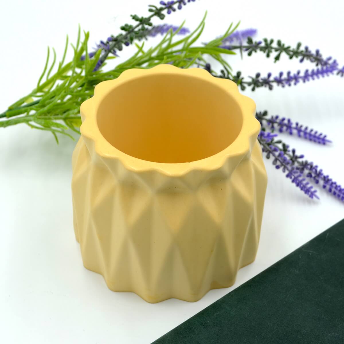 vaza ceramica galbena lumanare parfumata