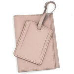 set cadou husa pasaport tag piele roz personalizat5