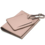 set cadou husa pasaport tag piele roz personalizat6