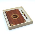 set cadou personalizat agenda coperti lemn personalizata si pix