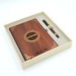 set cadou personalizat agenda coperti lemn personalizata si pix3