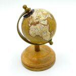 decoratiune glob retro suport lemn