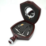 set exclusiv de accesorii vinuri in cutie lemn personalizat cadou1