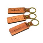 breloc lemn personalizat nume2