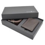 set portofel curea personalizat maro inchis vertical